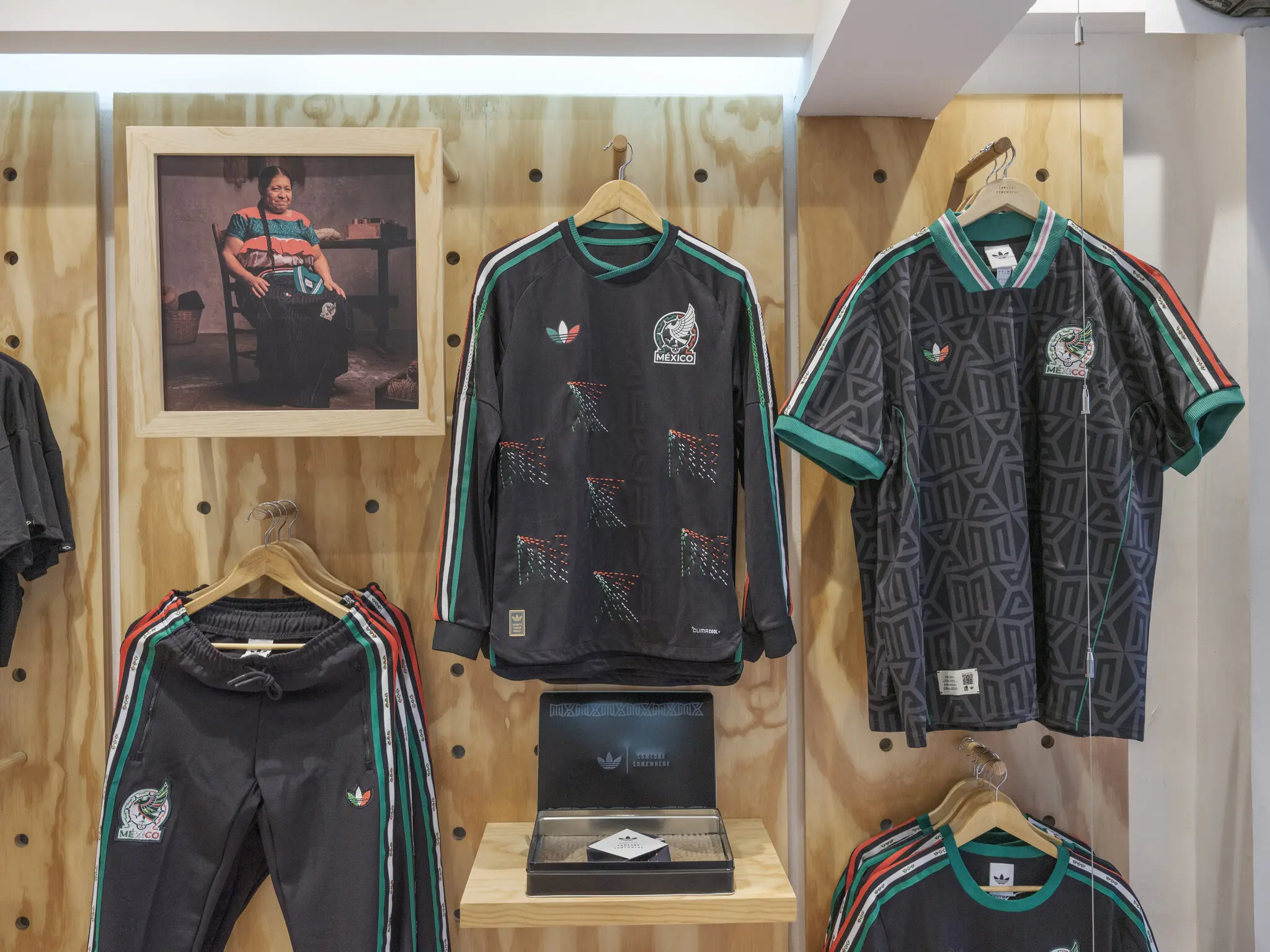 Artesanas nahuas de Naupan defienden condiciones laborales en bordado de camisetas para el Mundial