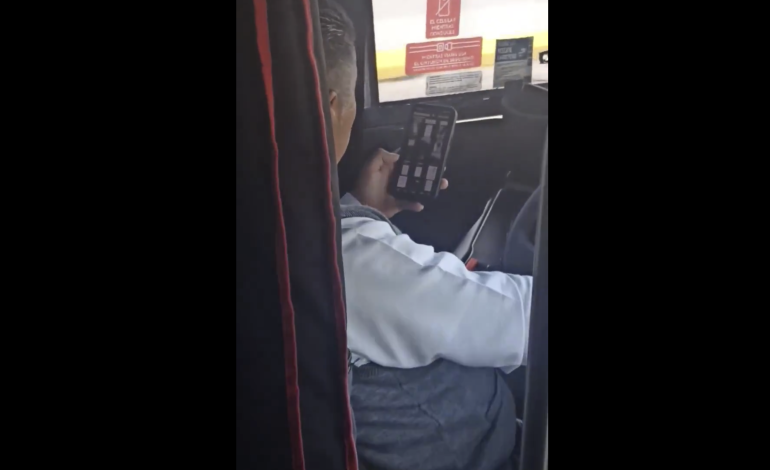 Conductor de ADO en Puebla pone en riesgo la seguridad vial al usar celular a alta velocidad