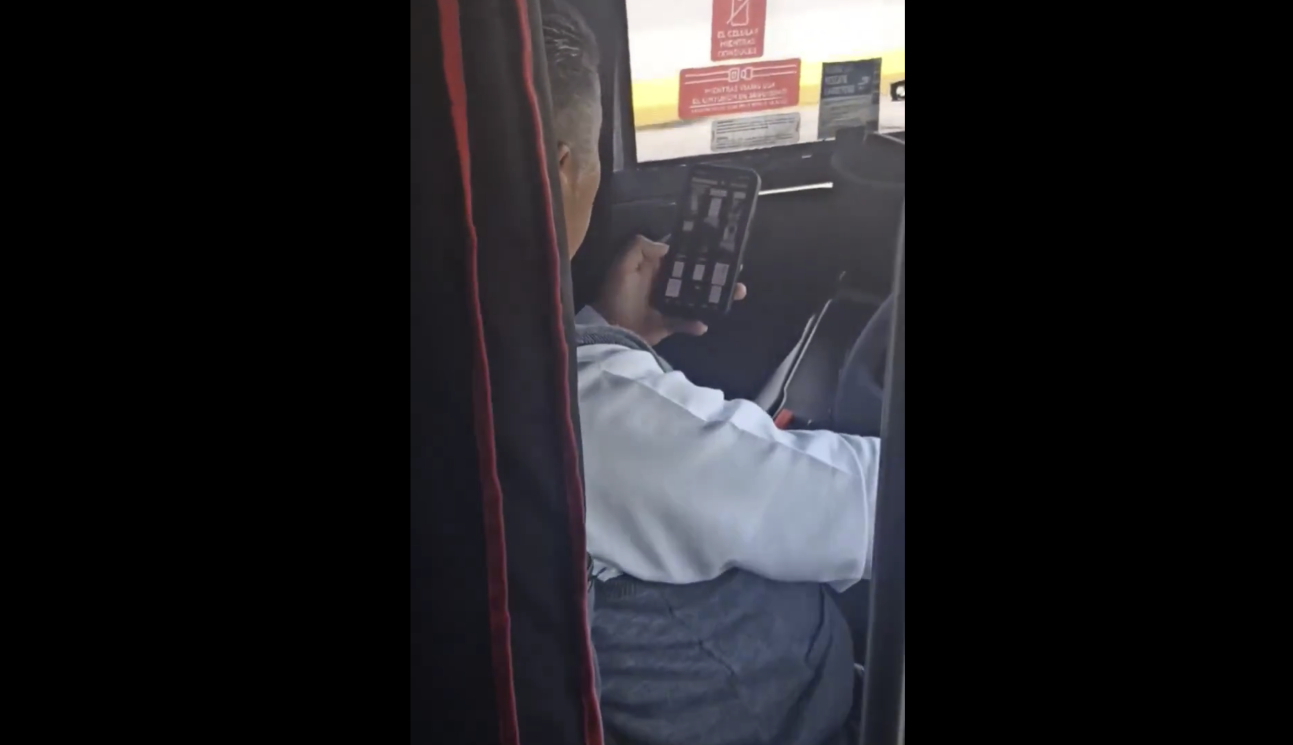 Conductor de ADO en Puebla pone en riesgo la seguridad vial al usar celular a alta velocidad