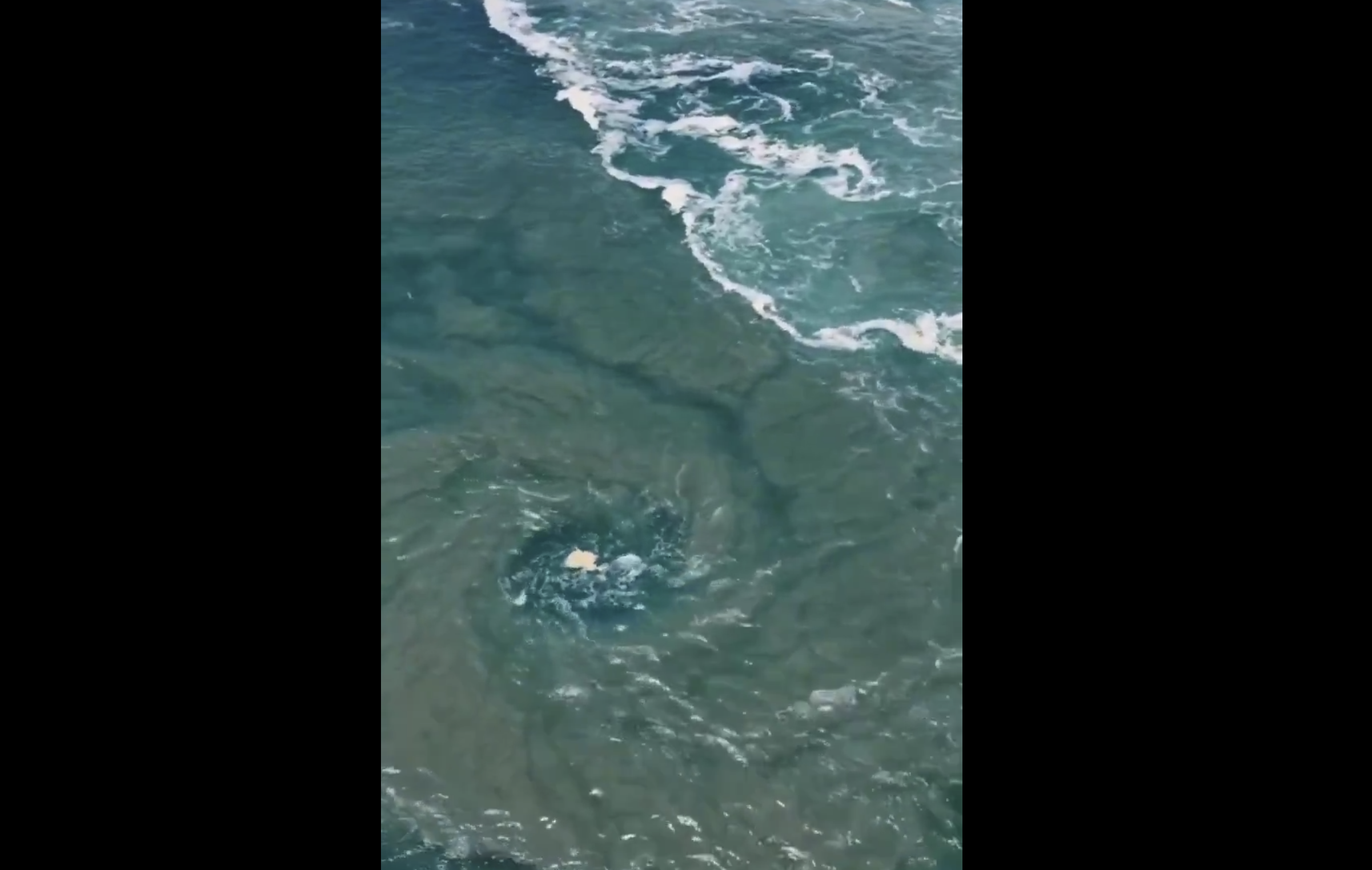 Vórtice hidrodinámico en la Bahía Principal de Puerto Escondido alerta a bañistas y surfistas