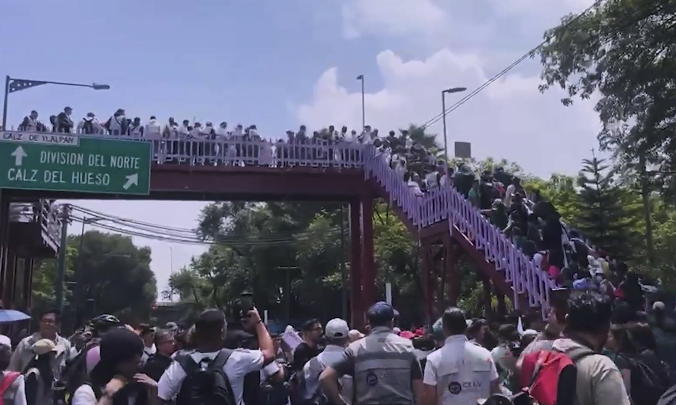 Madres buscadoras sortean cerco policial en Calzada de Tlalpan y avanzan hacia el Estadio Ciudad de México