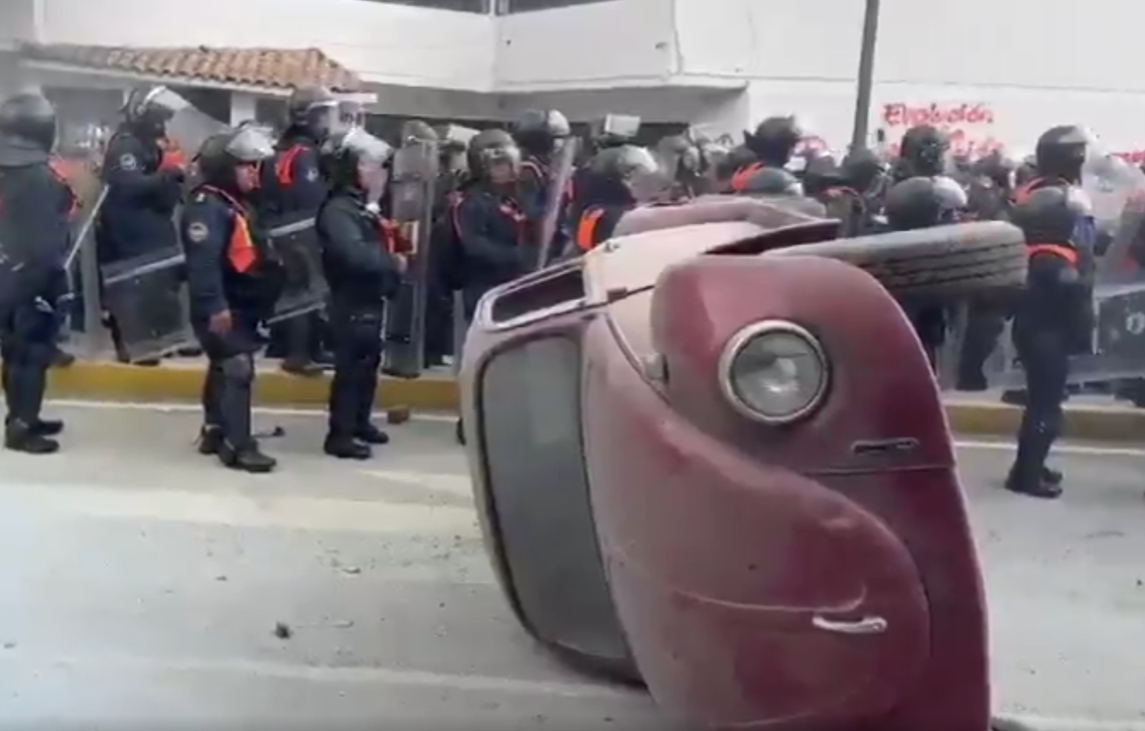 Violencia en el Estadio Ciudad de México deja una detenida y un vehículo volcado