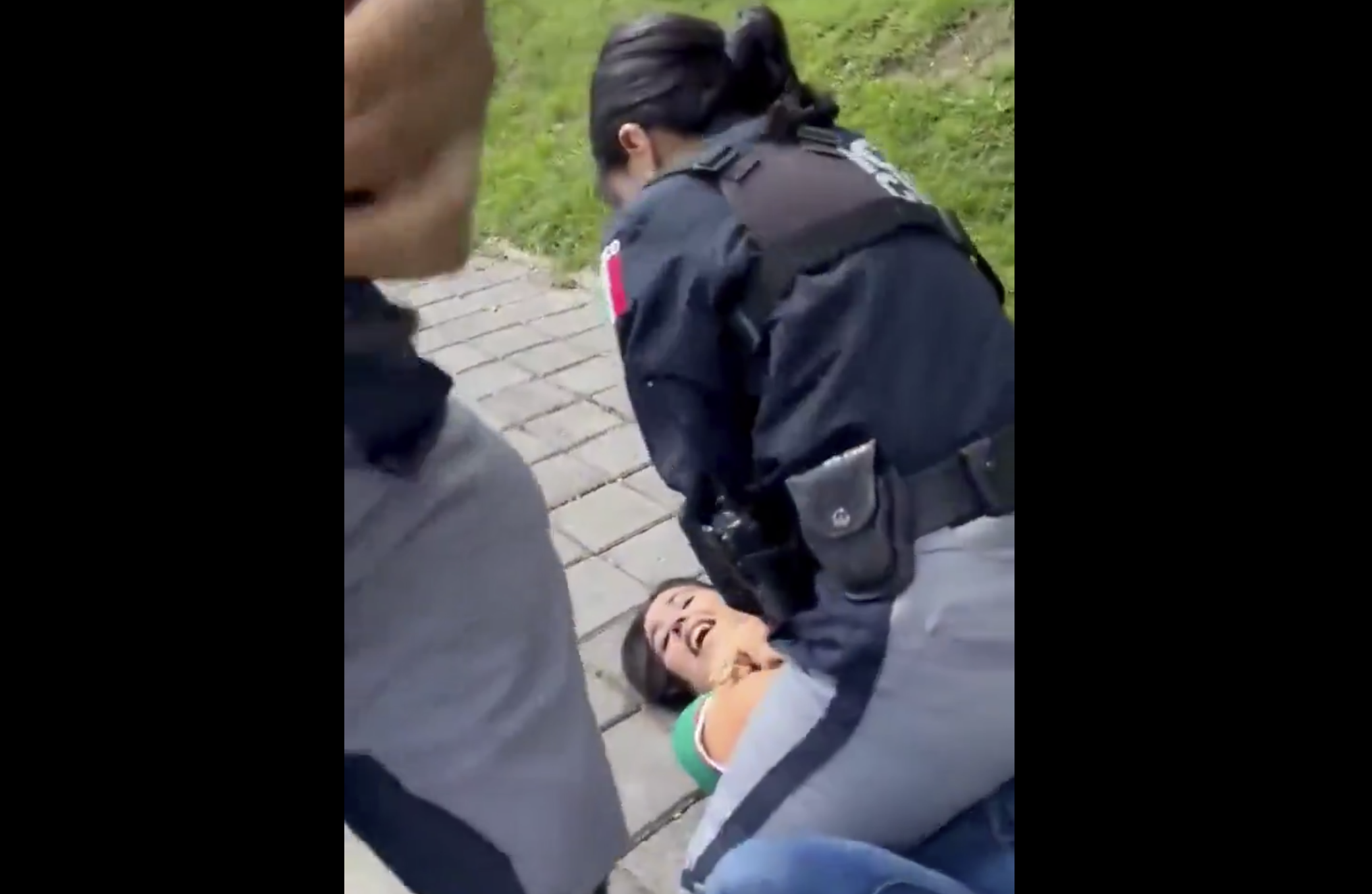 ¿Héroes o villanos? Policías de San Andrés Cholula someten a mujer ebria frente a sus hijos en zona turística