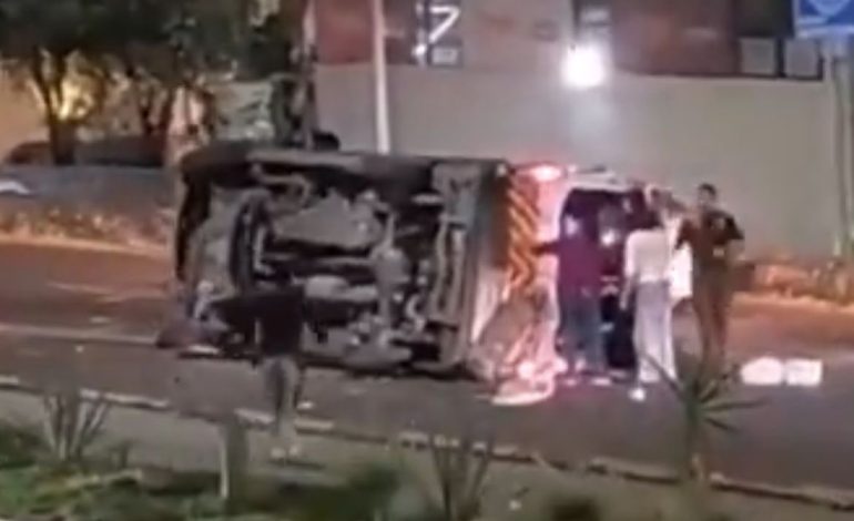 Ambulancia municipal vuelca en Puebla y deja tres heridos en Bulevar Atlixco