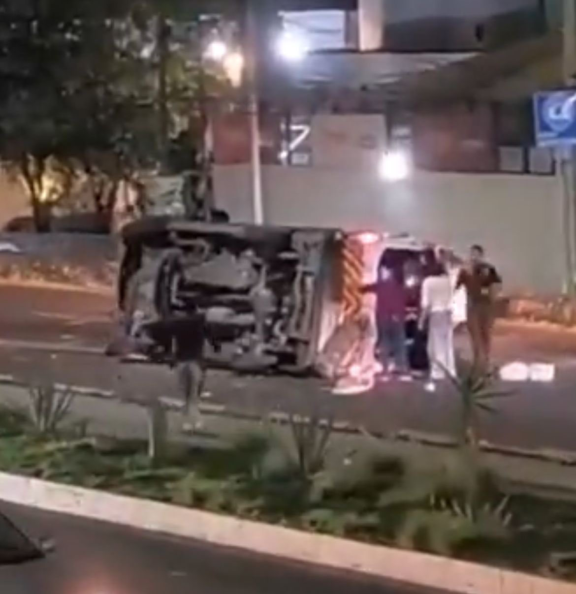 Ambulancia municipal vuelca en Puebla y deja tres heridos en Bulevar Atlixco
