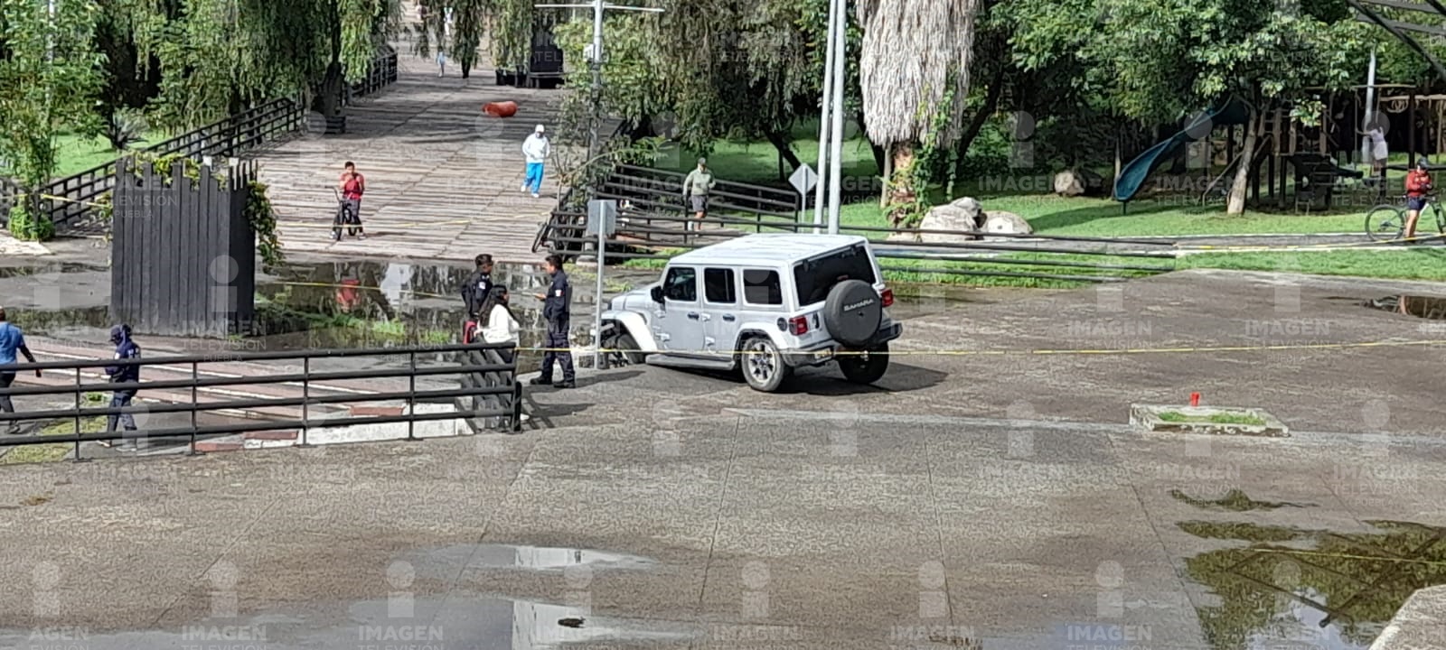 Un Jeep invade zona peatonal en Ecoparque Metropolitano de Puebla