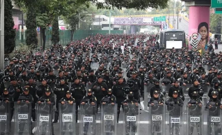 Marcha de la CNTE en Ciudad de México se detiene ante bloqueo policial cerca del Estadio Azteca