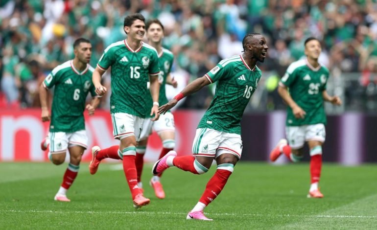 México celebra en el Azteca su primera victoria en un partido inaugural mundialista