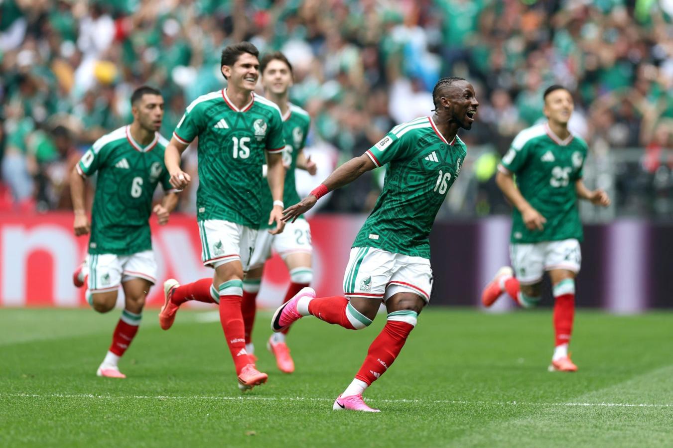 México celebra en el Azteca su primera victoria en un partido inaugural mundialista