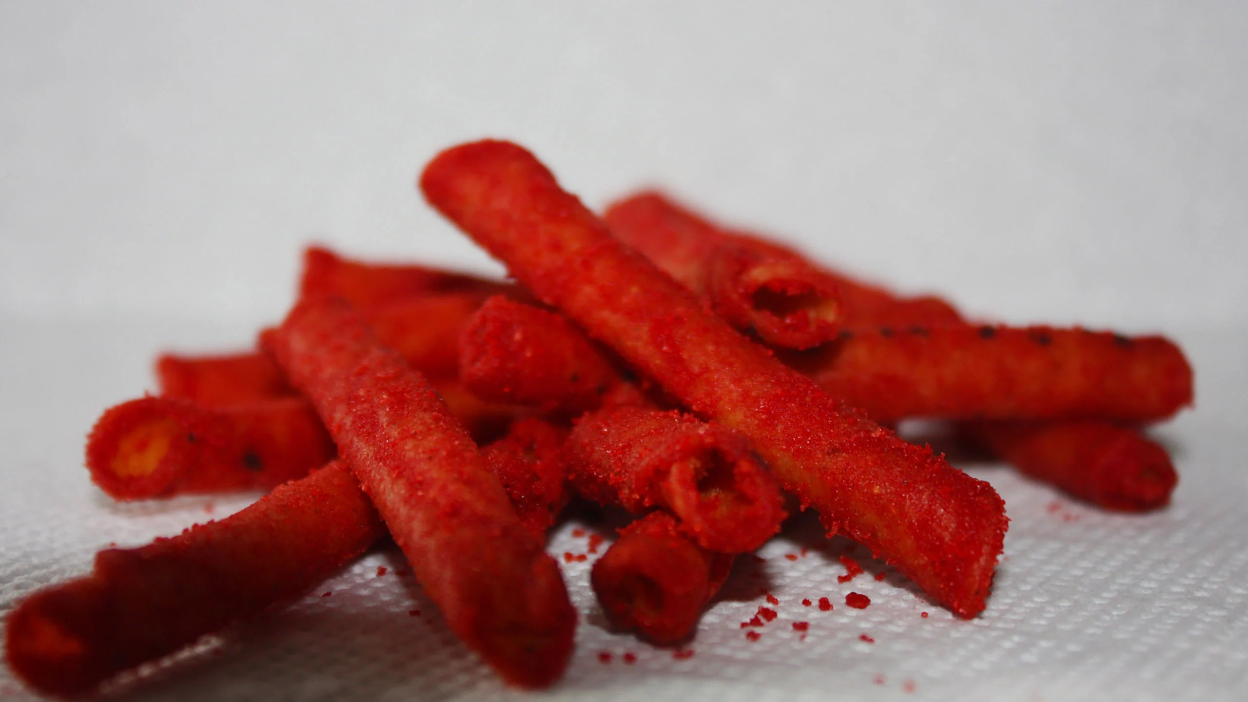 Cofepris prohíbe el colorante rojo 3 en alimentos para proteger la salud pública en México