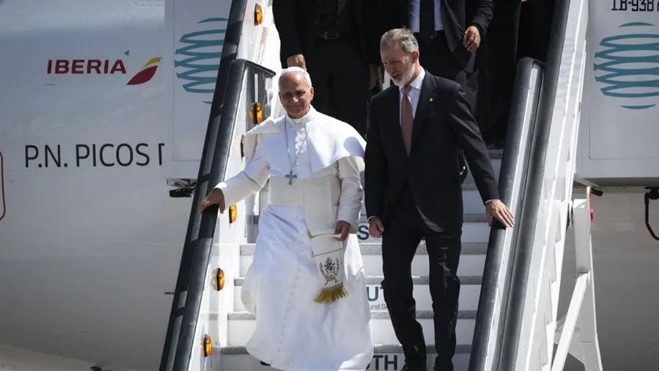 Fallo técnico en avión del Papa León XIV retrasa su regreso a Roma desde España