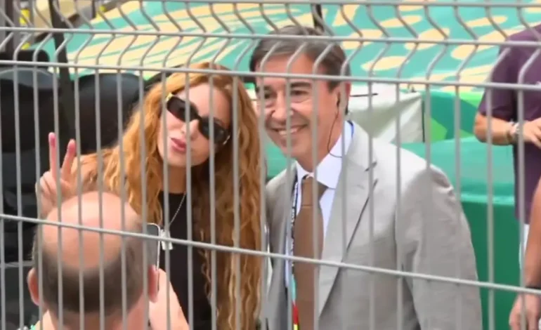 Un momento poblano en el Mundial: periodista abandona transmisión para selfie con Shakira