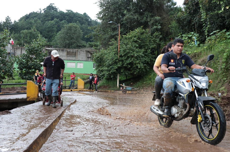 Suspensión de clases en 62 municipios poblanos por lluvias intensas busca proteger a estudiantes